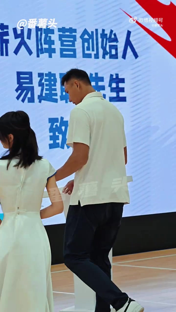 开云体育下载-好久不见！易建联现身深圳 出席旗下薪火阵营活动